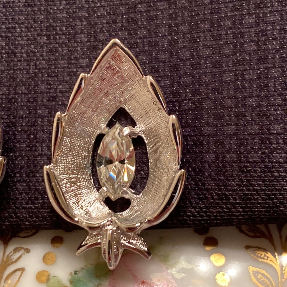 Sarah Coventry Silver Fall leaf textured metal clip earrings Marquis rhinestone - Picture 2 of 8